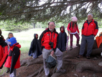 Giuseppe Borziello (guida naturalistica) e Tita Piasentini (presidente G.M.), con i ragazzi nel Parco di Paneveggio (40971 bytes)